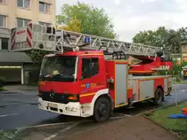 Drehleiter mit Korb (DLK 23-12) der Freiwilligen Feuerwehr Viersen, L�schgruppe S�chteln

Technische Daten:

Mercedes-Benz Atego 1528 F

Aufbau durch die Firma Magirus

Die DLK wurde am 7.1.11 in Viersen w�rend eines Fototermin aufgenommen