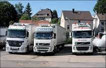 Mercedes Actros 1846, Volvo FH12 und Volvo FH16 (520PS) der Spedition K.P. Genuit(?) in Hagen. (01.06.2008)
Auf zwei Lkw&acute;s sind drei verschiedene SCHENKER-Logos:  SCHENKER ,  SCHENKER DB Logistics  und  DB SCHENKER 