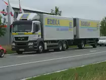 Warten an einer Kreuzung mu�te Dieser MAN H�ngerzug am 05.Juli 2012 vor Bergen/R�gen.