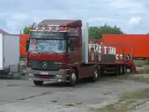 Dieser Mercedes Sattelzug brachte am 25.Juni 2012 das Zelt f�r die Reptilienausstellung nach Bergen/R�gen.