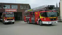 	
Tankl�schfahrzeug TLF 16/25 der Feuerwehr Straelen L�schzug Stadt

Fahrgestell: Mercedes-Benz Atego 1328 AF
Aufbau: Schlingmann
Aufbautyp: QuadraVA
Baujahr: 2005

Telekopgelenkmast TGM 23/12 der Freiwilligen Feuerwehr Straelen.

Fahrgestell: Mercedes Benz 1833 LL Econic
Aufbau: Metz Aerials B 32

Am 31.3.12 sind beide Fahrzeuge in Straelen am Ger�tehaus Straelen aufgenommen worden
