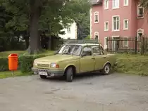 Wartburg 1.3 steht am 10.07.2012 in Braunsdorf. Hoffentlich tankt sein beim  Richter Emil  sitzender Fahrer nicht zuviel.