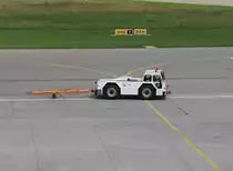 Ein Pushback/Schlepp-Fahrzeug in Friedrichshafen, das Fahrzeug wird gleich die Hamburg Airways vom Gate in den Hangar ziehen, aufgenommen am 4.7.2012
