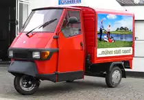 Juli 2012 / aus Italien kommt das Dreiradfahrzeug Piaggio (Vespa)  Ape  Faggio - mit kleinem Haftpflichtkennzeichen f�r Mofa/Moped..