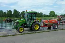 John Deere 3720, Kleintraktor mit angeh�ngtem Wassertank und zapfwellenbetriebener Bew�sserungspumpe, Juli 2012 