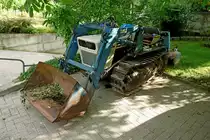 Lamborghini, Schmalspurraupenschlepper mit angebauter Frontladeschaufel, Juli 2012