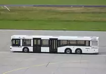 Ein Bus auf dem Weg zu einem Flugzeug um die Passagiere zum Terminal zu bringen, aufgenommen am Bodensee Airport in Friedrichshafen, Aufnahmedatum: 11.07.2012