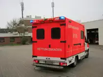 Rettungswagen des Rettungsdienst Kreis Kleve, Rettungswache Kevelaer. 
Das 2011 beschaffte Fahrzeug verf�gt komplett �ber LED-Lichtsignaltechnik, LED Umfeldbeleuchtung und ein LED R�ckwarnsystem (RWS).

Der RTW ist bei einem Fototermin am26.2.12 Fotografiert worden
