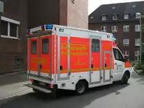 Rettungswagen RTW der Freiwilligen Feuerwehr Moers.

2 RTW der am 17.6.12 in Moers aufgenommen wurde