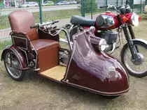 Versehrtenfahrzeug .... aus der DDR mit einem 50 ccm Motor vom Moped ausger�stet,beim 8. Oldtimertreffen Hagenow 30.08.2009
 Hagenow [30.08.2009]