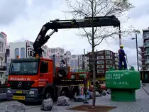 ACTROS 4146 von Wielemaker-bv beim Abstransport von Ausstellungst�cken in Vlissingen; 110830