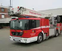 Teleskopmast mit Korb TLK 23/12 der freiwilligen Feuerwehr Kevelaer

Fahrgestell: Mercedes-Benz Econic 1833 LL
Aufbau: Rusterholz (Podium) / Bronto Skylift (Teleskopmast)
Baujahr: 2011

Die TLK ist am 26.2.12 in Kevelaer w�rend eines Fototermin aufgenommen worden