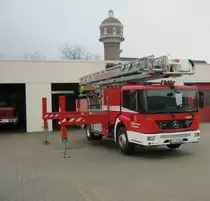 	
Teleskopmast mit Korb TLK 23/12 der freiwilligen Feuerwehr Kevelaer

Fahrgestell: Mercedes-Benz Econic 1833 LL
Aufbau: Rusterholz (Podium) / Bronto Skylift (Teleskopmast)
Baujahr: 2011

Die TLK ist am 26.2.12 in Kevelaer w�rend eines Fototermin aufgenommen worden