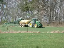 John Deere bringt G�lle aus, Mai 2012 in 36100 Petersberg-Marbach