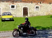 TRIUMPH, SPEEDTWIN; 500ccm; 24PS; Bj.1956; vor der Kulisse des Stehrerhofes; 120708