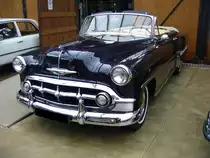 Chevrolet Series 2400 C Convertible des Jahrganges 1953. Die Bel Air Serie war das Topmodell des Jahrganges. Von diesem Cabrioletmodell setzte Chevrolet in diesem Jahr 24.047 Einheiten ab. Das Cabrio war ab US$ 2.175 zu haben. Motorisiert war der 1953´er Jahrgang mit einem 3.857 cm� gro�en 6-Zylinderreihenmotor, der hier 115 PS leistet. Classic Remise D�sseldorf am 14.07.2012.