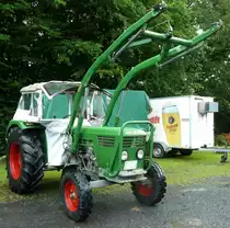 Deutz mit Frontlader steht bei der Oldtimerausstellung in Burghaun-Steinbach, Juli 2012