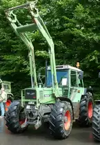 Fendt Farmer 312 mit Frontlader steht bei der Oldtimerausstellung in Burghaun-Steinbach, Juli 2012