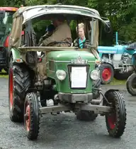 Fendt Farmer 2D verl�sst die Oldtimerausstellung in Burghaun-Steinbach, Juli 2012