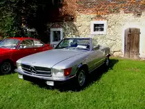 MB-350SL(R107);200PS; Bj.1972 vor einem alten Bauernhof; 120708