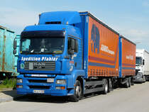 MAN TGA 26.390 Tandem-H�ngerzug der Spedition Pfahler abgestellt in einem Industriegebiet in Dinkelsb�hl, 17.05.2012