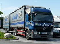 MB Actros MP2 2555 Tandem-H�ngerzug von  Welscher  pausiert auf der Rastanlage Kammersteiner Land, 18.05.2012