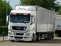 MAN TGX 18.440 der Entsorgungsfirma Herz abgestellt in einem Industriegebiet in Dinkelsb�hl, 17.05.2012 (Das Foto wurde von einer �ffentlichen Stra�e aus aufgenommen)