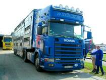 SCANIA,164L 580 mit Gro�viehauflieger kurz vor der Abfahrt; 080605