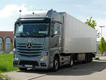 MB Actros 1851 von  Charter Way  mit K�hlauflieger abgestellt in Crailsheim, 20.05.2012