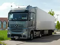 MB Actros 1851 von  Charter Way  mit K�hlauflieger abgestellt in Crailsheim, 20.05.2012