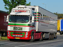 Volvo FH 500 mit K�hlauflieger von  A. Pouls  aus den Niederlanden auf der Rastanlage Kammersteiner Land, 25.05.2012
