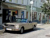 FORD-MUSTANG-Cabriolet vor einem Armyshop; 120727