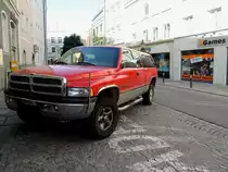 DODGE RAM1500-V8 parkt im Bereich einer Ladezone; 120728