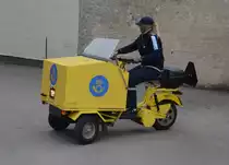 Auf einem Elektromobil in  M�nter�s  die schnelle Schwedische Post  gesehen am 29.05.2012.  