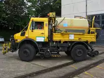 Ein Zweiwege-Unimog mit Spritzaufbau am 25.06.2012 in Aachen West.