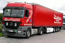 30.7.2012 / f�r die Spedition Janssen ist der Mercedes Actros 1841 unterwegs - gesehen im M�rkischen Kreis..