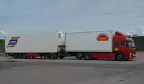Ein Gigalinerzug  mit einer Länge von 24m und einem Gesamtgewicht von 60Tonnen. Der Hänger alleine fasst 42Tonnen. Dieser Volvo FM hat die Besonderheit, dass  man den Hänger wie ein Sattelauflieger abstellen kann. Man zieht die vordere Doppelachse raus. Gesehen in Oskarshamn/Schweden