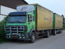 Noch immer im tglichen Einsatz ist dieser Mercedes-Benz 1838 Hngerzug. Gesehen am 27.05.2012 in einem Industriegebiet in Wrnitz. 