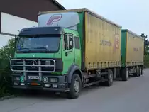 Noch immer im t�glichen Einsatz ist dieser Mercedes-Benz 1838 H�ngerzug. Gesehen am 27.05.2012 in einem Industriegebiet in W�rnitz. 