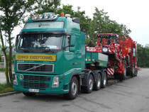 Volvo FH 520 Schwertransporter von  Schwandner  bei der Pause auf der Rastanlage Frankenhhe, 27.05.2012