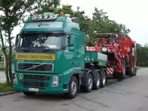 Volvo FH 520 Schwertransporter von  Schwandner  bei der Pause auf der Rastanlage Frankenh�he, 27.05.2012