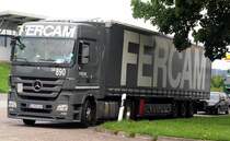 31.7.12 / der graue und trbe Himmel pat zur Farbe des Mercedes Actros 1844 aus Sdost-Europa..