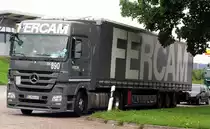 31.7.12 / der graue und tr�be Himmel pa�t zur Farbe des Mercedes Actros 1844 aus S�dost-Europa..
