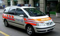 VW Sharan  Notarzt  von Schutz & Rettung Zrich. (Aufnahme 17.04.2008).