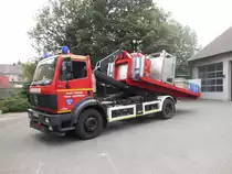 	
Wechselladerfahrzeug der Freiwillige Feuerwehr Viersen, L�schzug D�lken.

Fahrgestell: Mercedes-Benz 1827
Aufbau: Atlas

Bei einem Fototermin ist das WLF ist am 27.7.12 in Viersen aufgenommen worden