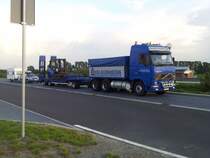 Volvo Hngerzug mit einem Gabelstabler an einem Autobahnparkplatz am 19.07.2012