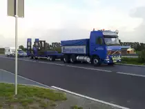 Volvo H�ngerzug mit einem Gabelstabler an einem Autobahnparkplatz am 19.07.2012