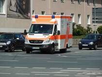 MB Sprinter des DRK unterwegs in Hildesheim, Juli 2012