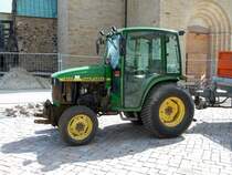 John Deere 4300 steht auf der Dombaustelle in Hildesheim, Juli 2012