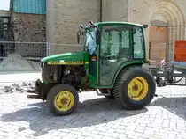 John Deere 4300 steht auf der Dombaustelle in Hildesheim, Juli 2012